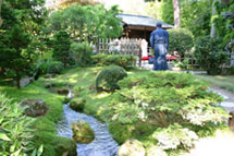 日本庭園内にある茶室
